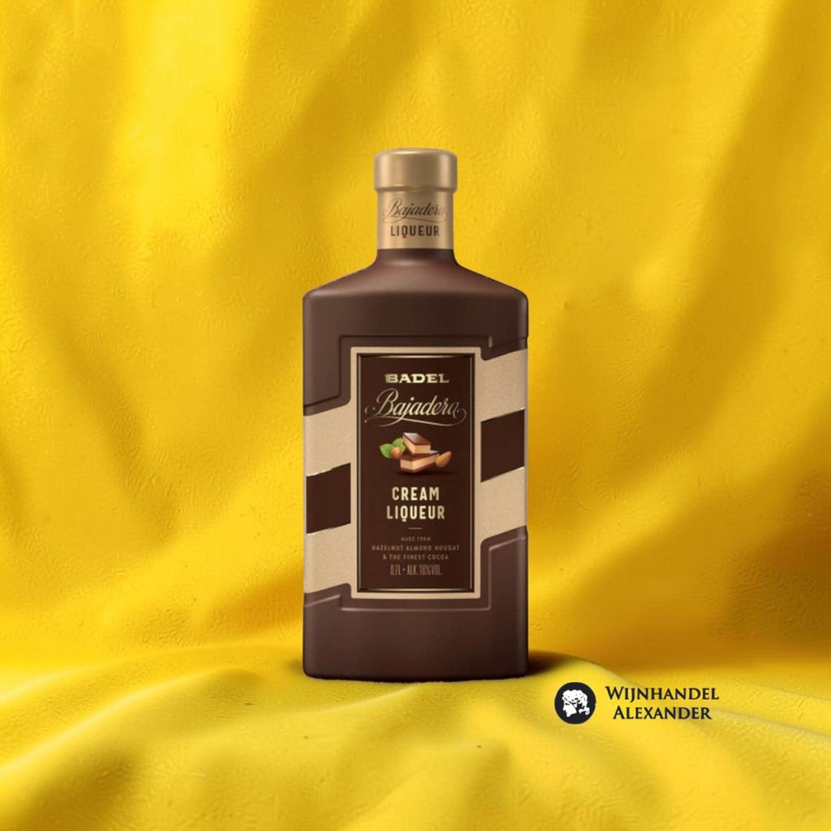 Wijnhandel Alexander Badel Bajadera Cream Likeur in een bruine fles met praline-smaak op een gele achtergrond