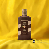 Wijnhandel Alexander Badel Bajadera Cream Likeur in een bruine fles met praline-smaak op een gele achtergrond